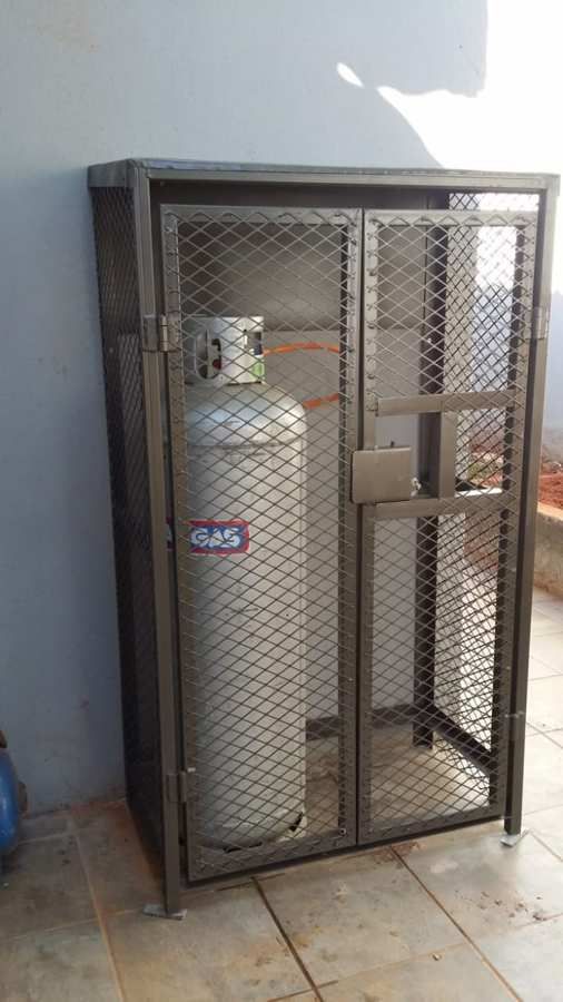Gas cylinder safety cage